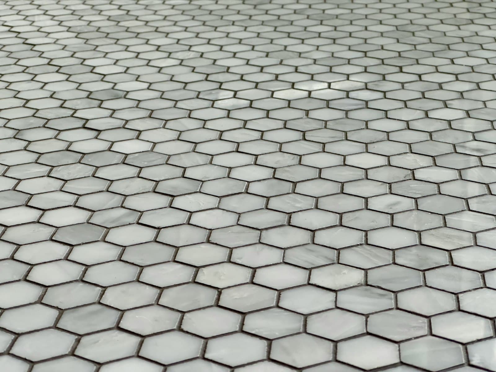 Golv lagt med små hexagonformade marmorplattor