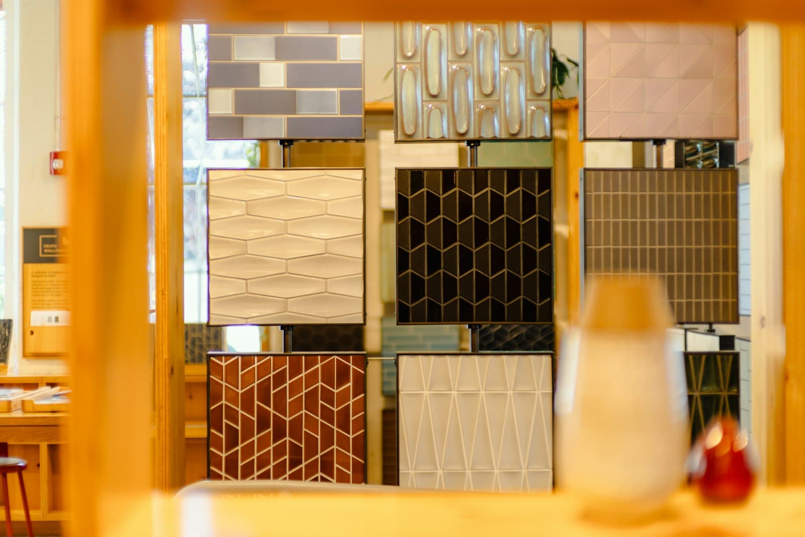 Utställning med olika kakel- och klinkerprover hos Öhmans i Hortlax